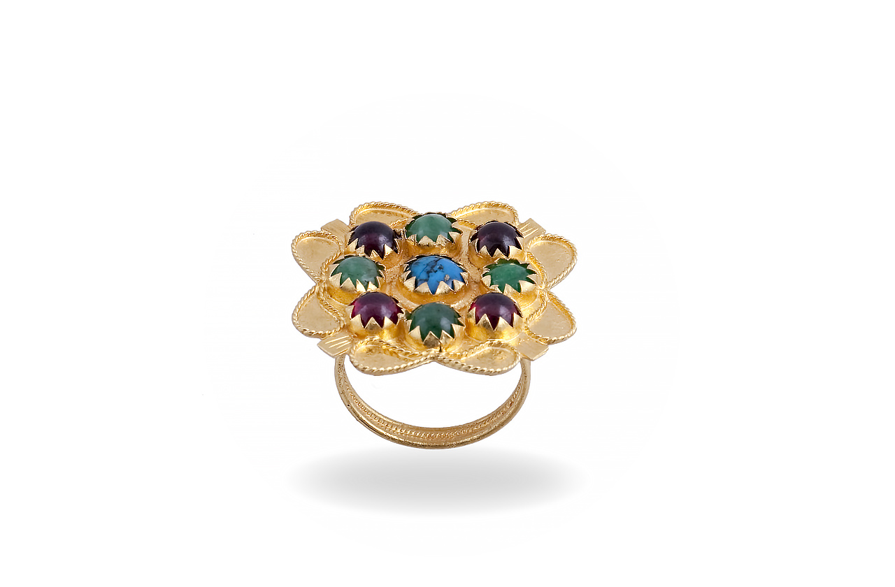Anello in oro 18Kt con turchese, smeraldi e granati realizzato da Loredana Mandas